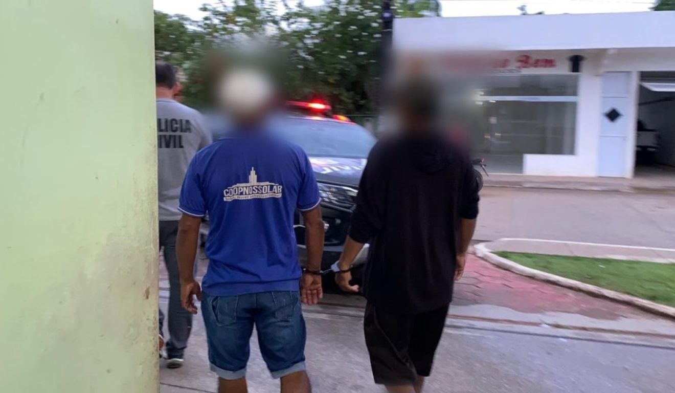 Momento em que homem é preso pela PC-AM; Mãe obrigou filha adolescente a ser abusada pelo padrasto