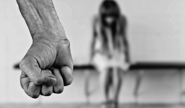 Imagem ilustrativa de violência contra uma menina em alusão ao caso do missionário suspeito de abusar a filha