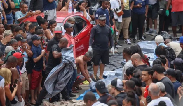 Moradores do Rio de Janeiro verificam corpos de mortos em operação policial; mulher denuncia que sobrinho foi decapitado e pendurado em árvore