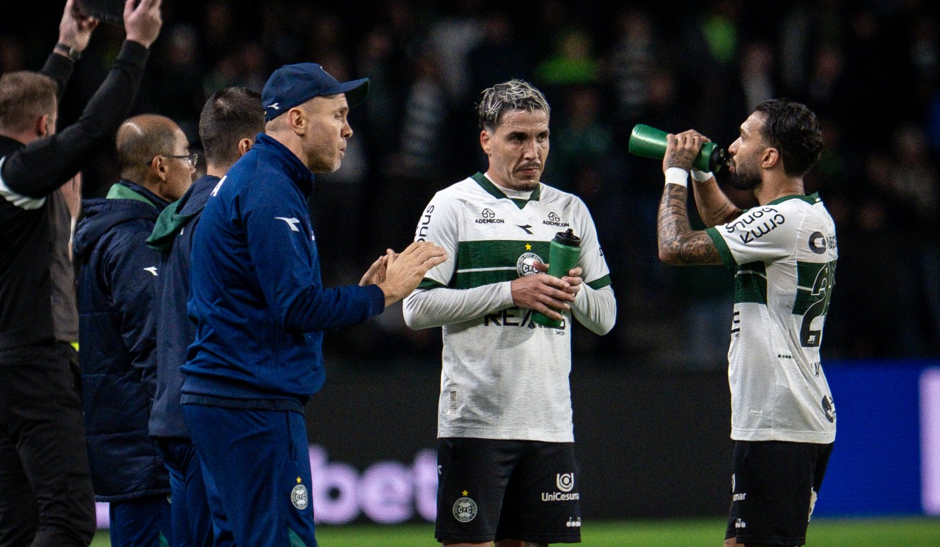 Mozart orienta jogadores do Coritiba no Couto Pereira