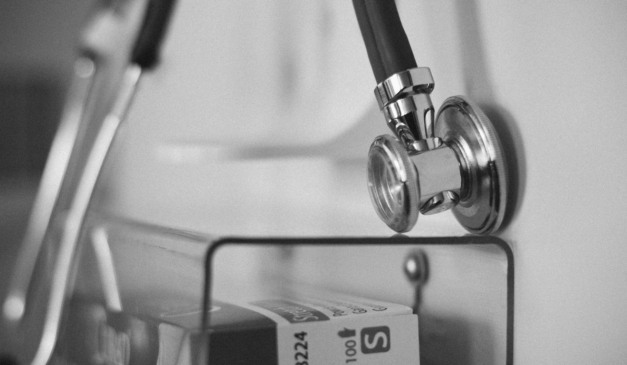 Instrumentos médicos em alusão ao caso da mulher vítima de abuso sexual em uma UPA no Paraná