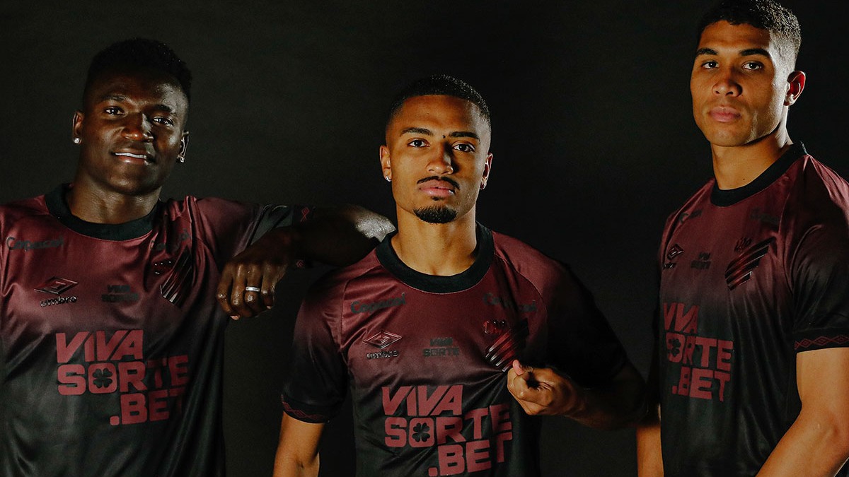 Jogadores posam com a nova camisa do Athletico