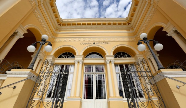 Fachada da Câmara Municipal de Curitiba que terá nova sede até 2030.