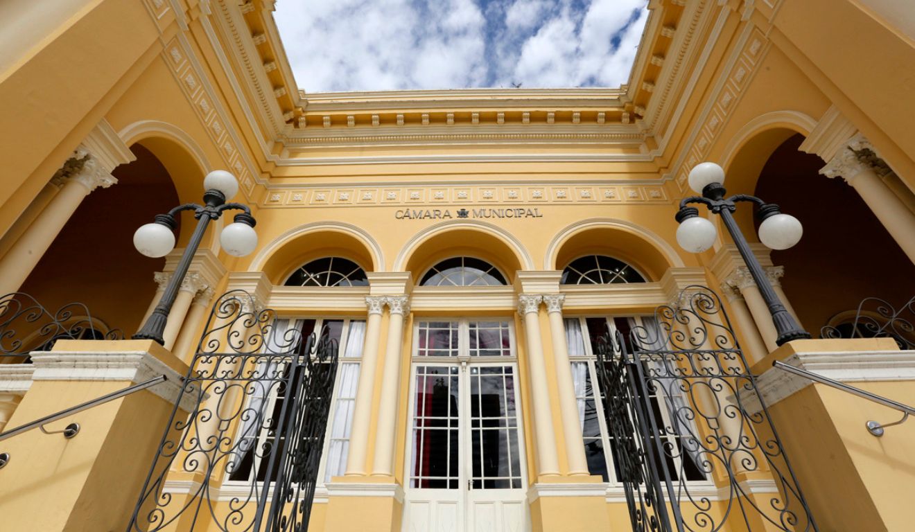 Fachada da Câmara Municipal de Curitiba que terá nova sede até 2030.