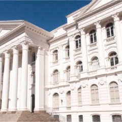 Prédio histórico da UFPR; entidade anunciou mudanças no vestibular em 2026