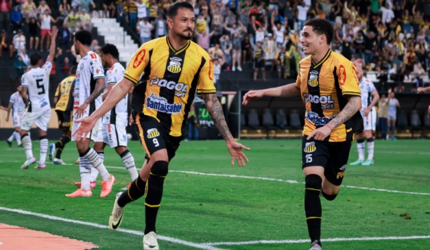 Jogadores do Novorizontino comemoram gol sobre o Operário