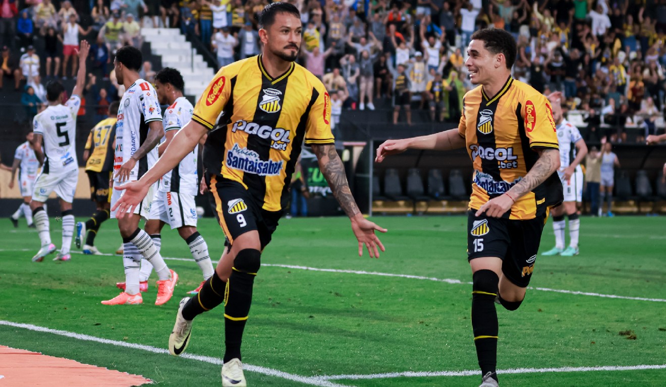 Jogadores do Novorizontino comemoram gol sobre o Operário