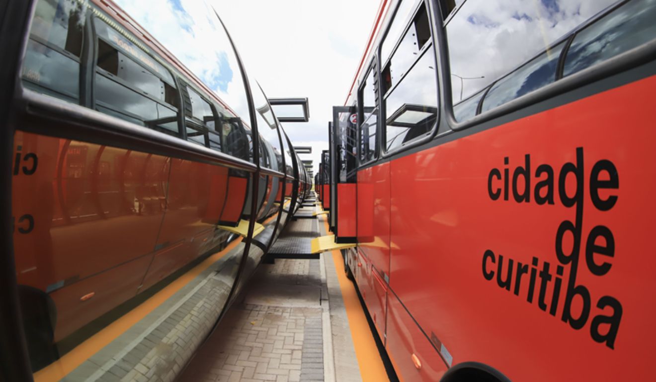 Ônibus em Curitiba; capital paranaense terá nova licitação do transporte coletivo
