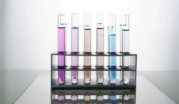 Equipamentos para análise laboratorial; Paraná confirmou novo caso suspeito de intoxicação por metanol