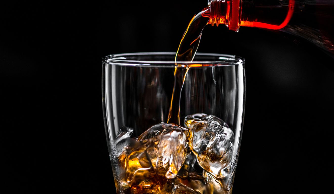 Imagem de copo com bebida alusiva às novas mortes por intoxicação por metanol no Paraná