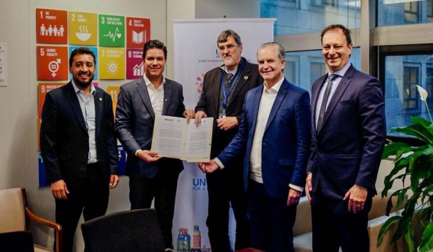Representantes do Governo do Paraná durante assinatura de parceria com a ONU para criação do Observatório das Cidades