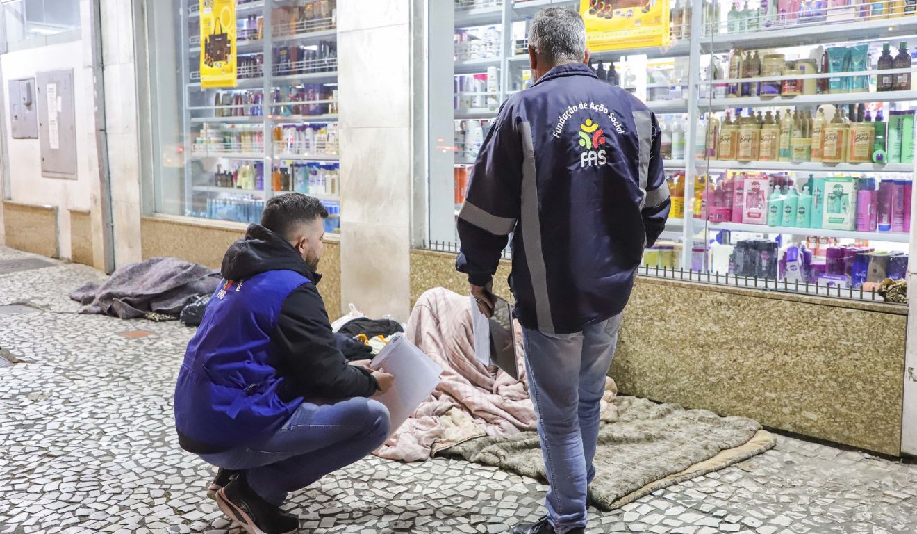 Funcionários da FAS durante atendimento à pessoas em situação de rua; pesquisa mostrou que curtibanos são contra esmola