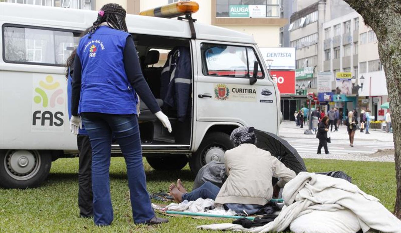 Funcionários da FAS durante atendimento à pessoas em situação de rua; pesquisa mostrou que curtibanos são contra esmola