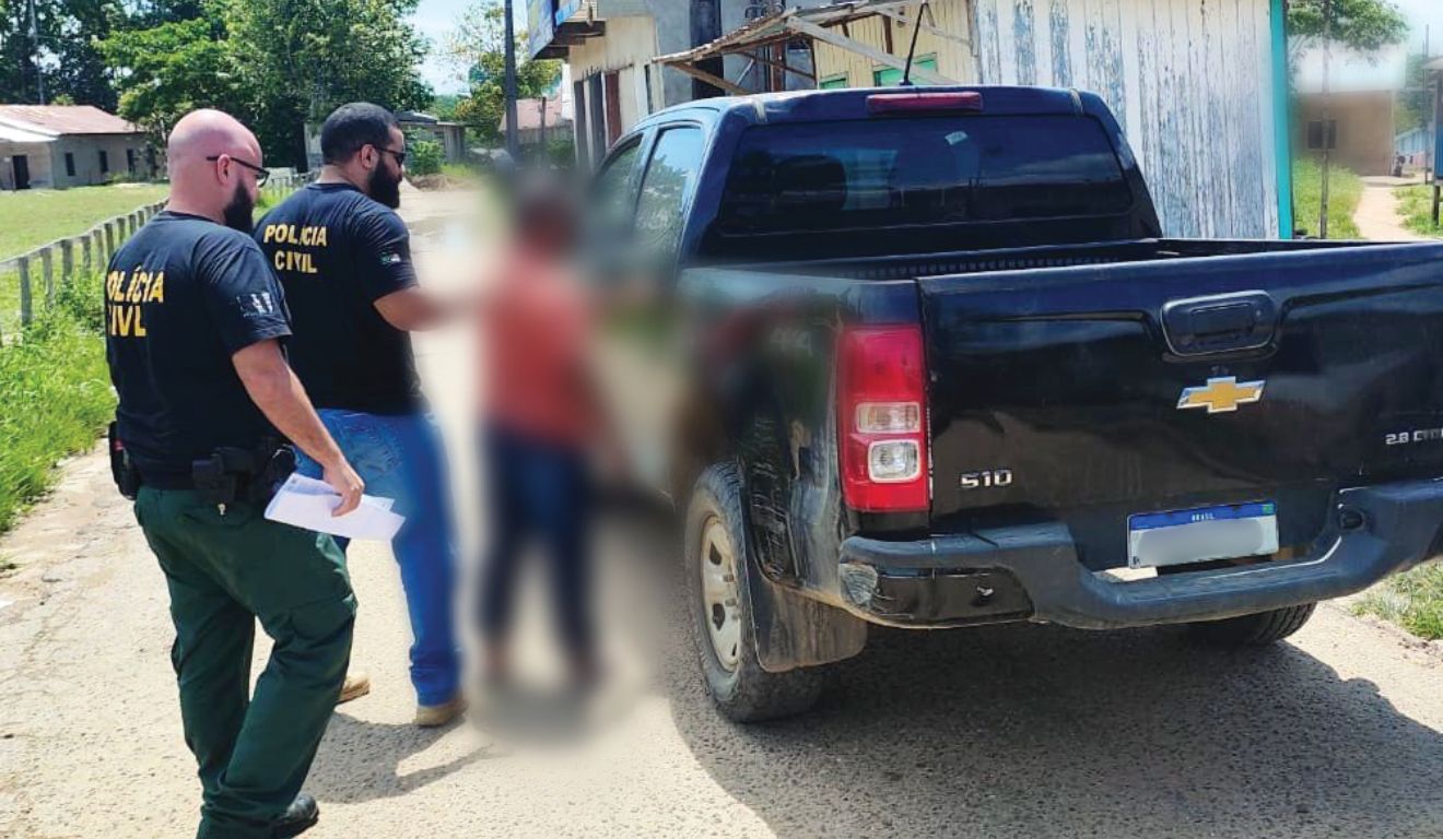 Momento em que professor, suspeito de abusar alunas adolescentes em sala de aula, é preso pela Polícia Civil no Amazonas