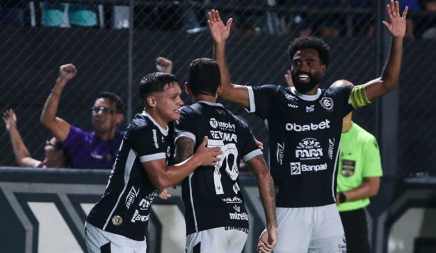 Jogadores do Remo comemoram o primeiro gol contra o Athletico.