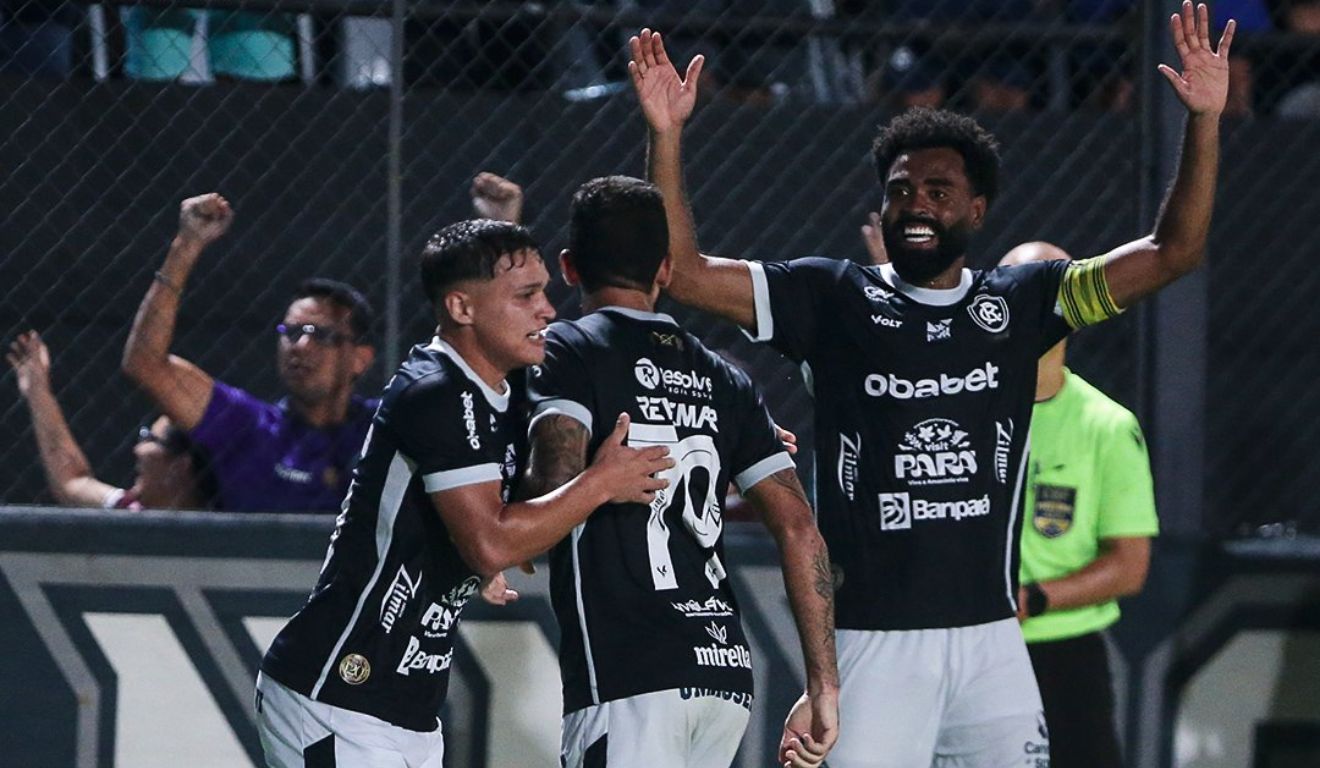 Jogadores do Remo comemoram o primeiro gol contra o Athletico.