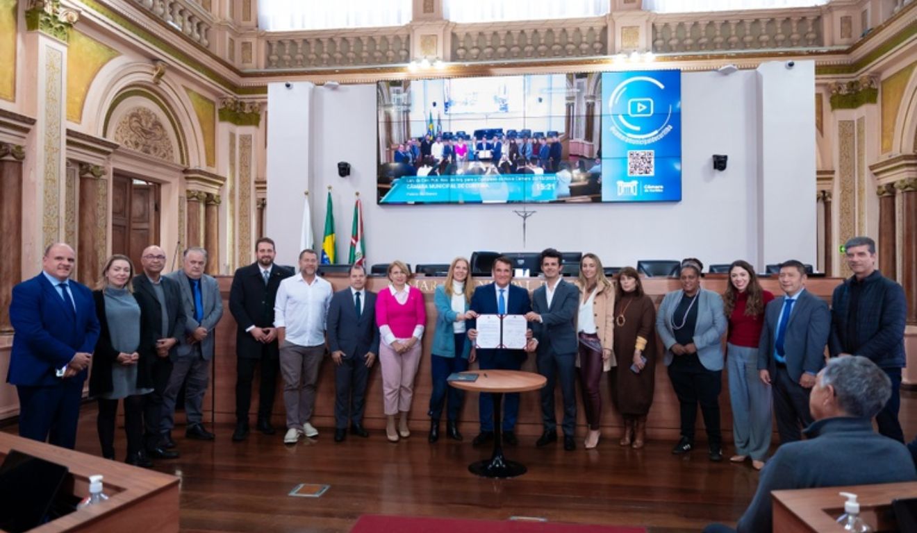 Representantes públicos durante a reunião de apresentação da nova sede da CMC