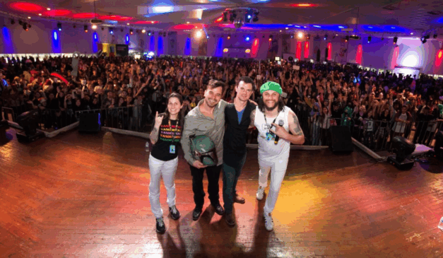 participantes do Shinobi Spirit Curitiba com apresentadores no palco