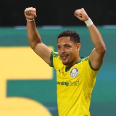 Vitor Roque, ex-Athletico, comemora gol pelo Palmeiras