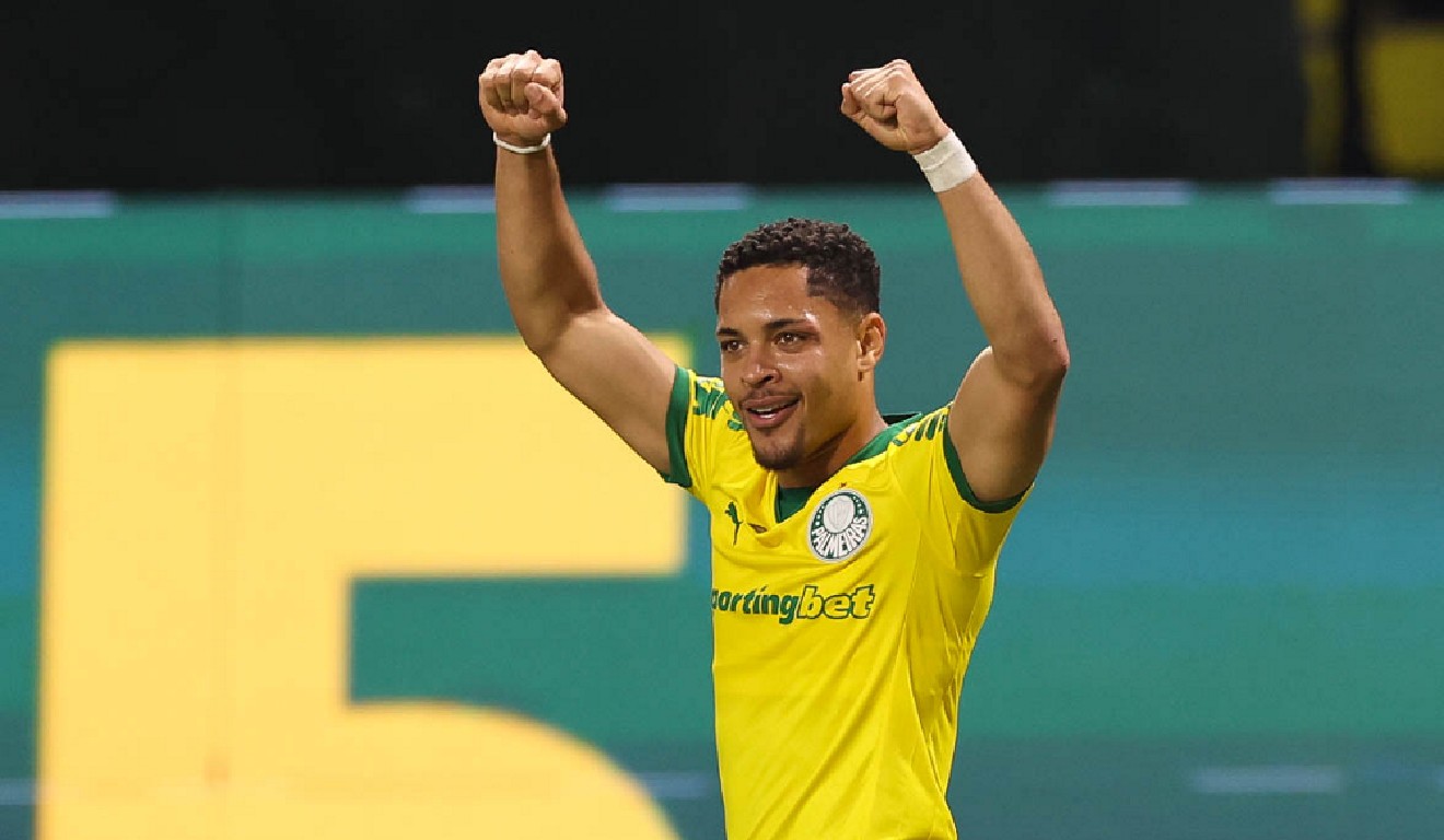 Vitor Roque, ex-Athletico, comemora gol pelo Palmeiras