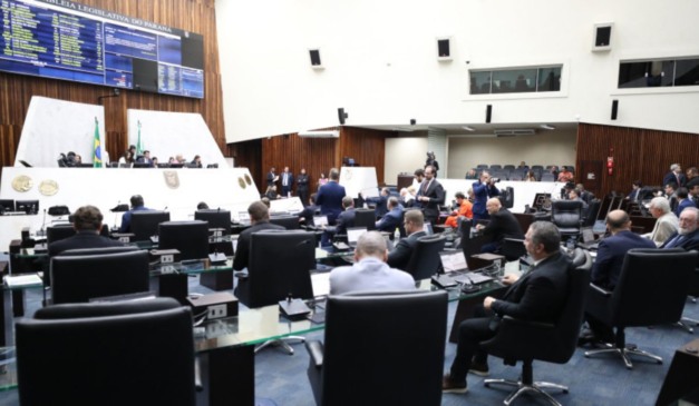 Votação em plenário da proposta que prevê o aumento do número de Colégios Cívico-Militares no Paraná