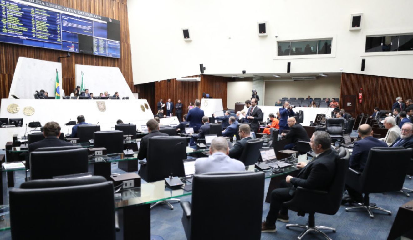 Votação em plenário da proposta que prevê o aumento do número de Colégios Cívico-Militares no Paraná