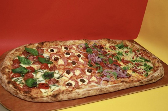 Família, amigos e 70 centímetros de sabor: a Pizza Trem  virou referência em Curitiba