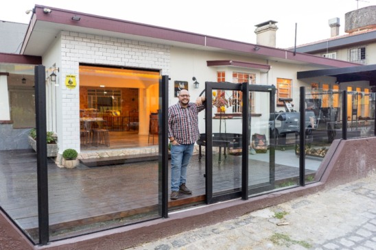 A Casa do Manu realiza sua primeira Oktoberfest com joelho de porco defumado e chope em metro