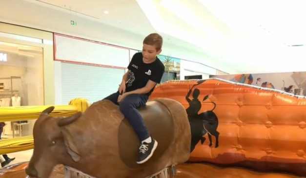 Crianças se divertindo em ação da Ric RECORD sobre a A Fazenda 17