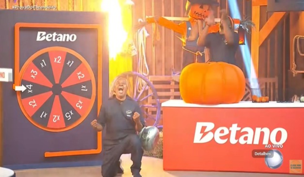 Toninho comemorando.