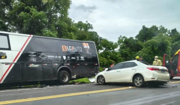 Acidente entre ônibus e carro na BR-277