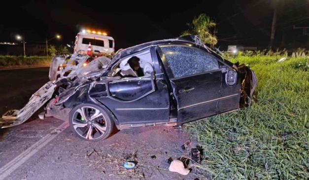 Veículo Hyundai Azera 3.3 V6 após acidente na BR-376