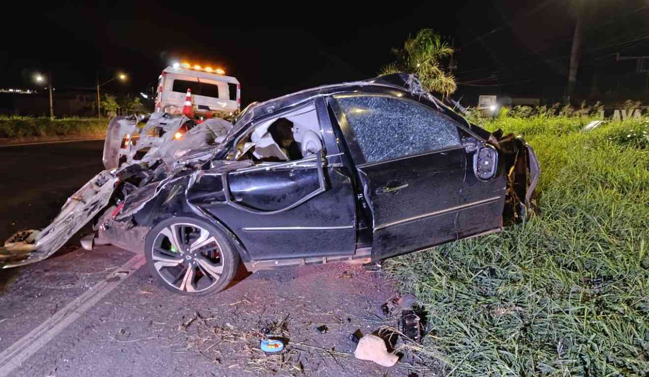 Veículo Hyundai Azera 3.3 V6 após acidente na BR-376