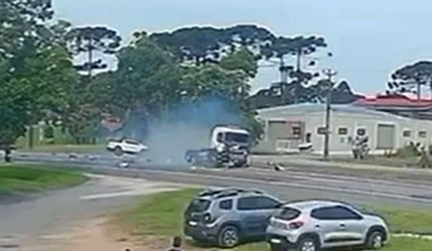 Acidente na BR-476 com veículos destruídos