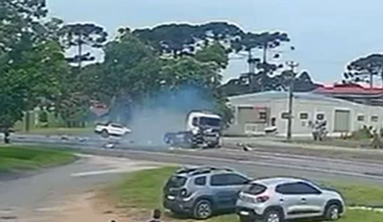 Acidente na BR-476 com veículos destruídos