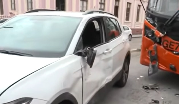 Veículo branco invadiu a canaleta e bateu contra o biarticulado