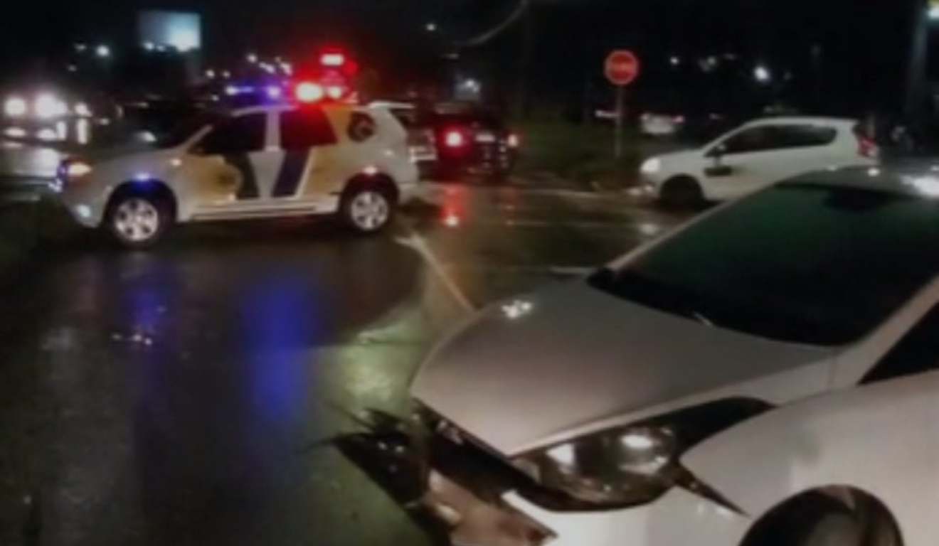 Carro batido com polícia atrás em acidente entre carro e moto