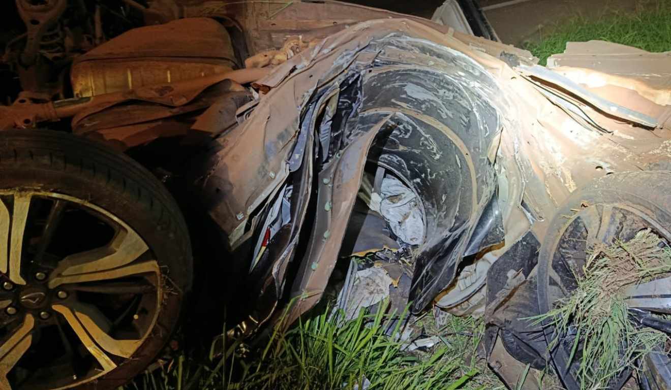 Veículo Hyundai Azera 3.3 V6 após acidente na BR-376