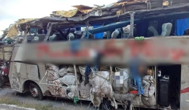 Veículo destruído após acidente com ônibus na BR-423