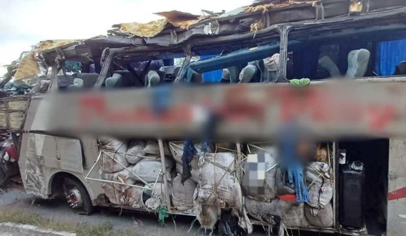 Veículo destruído após acidente com ônibus na BR-423