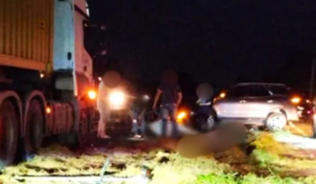 Veículos batidos com pessoa no chão em acidente na PR-151