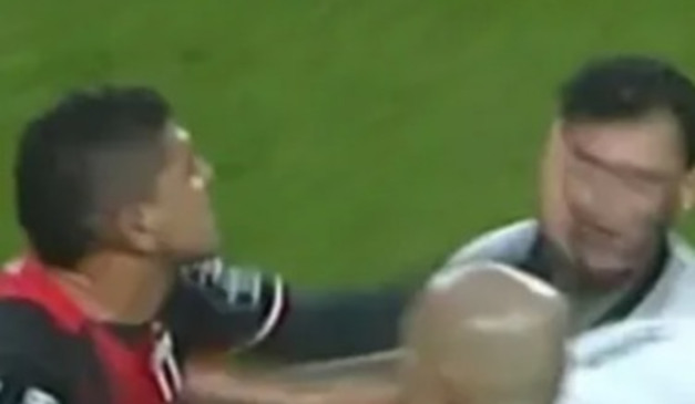 Momento em que Édson dá um tapa em Zeca. (Foto: Reprodução/ ESPN)