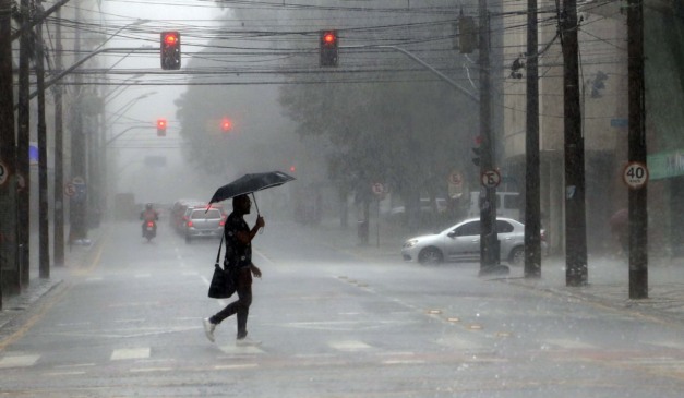 pessoa andando na chuva para ilustrar alerta amarelo no paraná