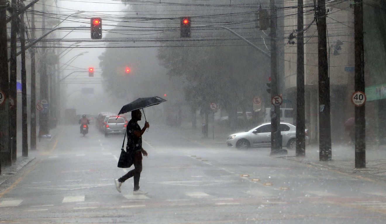 pessoa andando na chuva para ilustrar alerta amarelo no paraná