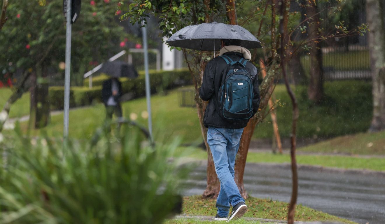 pessoa andando na chuva para ilustrar o alerta amarelo para tempestade no paraná