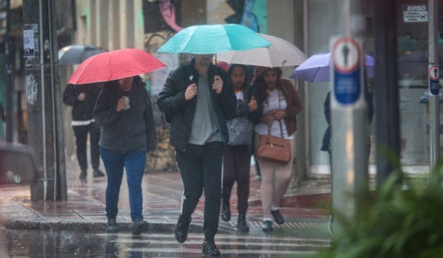 pessoas andando na chuva para ilustrar alerta de chuvas intensas no paraná