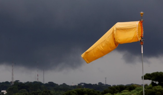 foto do céu escuro para ilustrar alerta laranja para tempestade no paraná