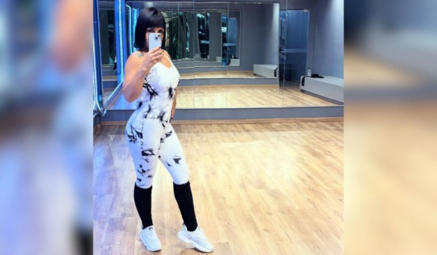 aluna de dança em frente ao espelho da academia