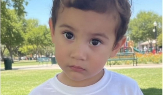 Arthur da Rosa Carneiro em uma foto com camisa branca em um parque