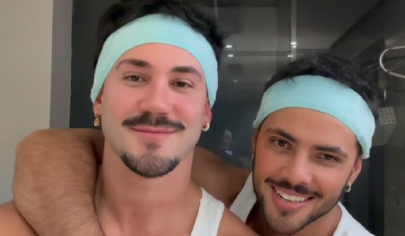 Influenciador e ator alvejados abraçados e sorrindo